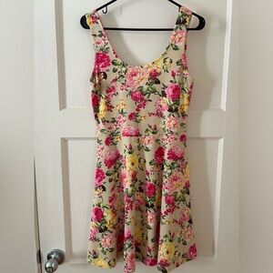 Beautiful Women’s Tomsware floral mini dress